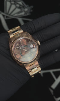 Reloj Rolex Sky-Dweller de oro rosa con esfera chocolate y doble huso horario 326935